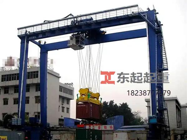 轮胎式集装箱龙门吊和轨道式龙门吊的优势区别